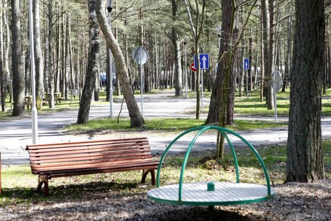 Poilsiautojus vilios kempingas Giruliuose