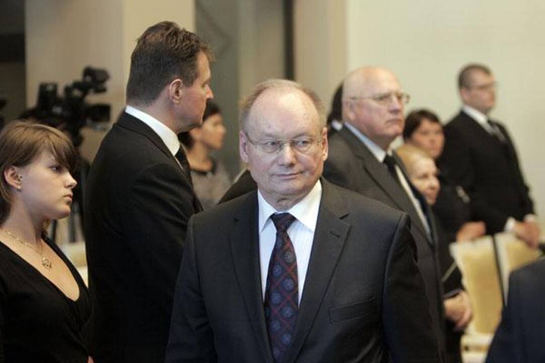 Žmonės ateina pasakyti "sudie" išėjusiam prezidentui
