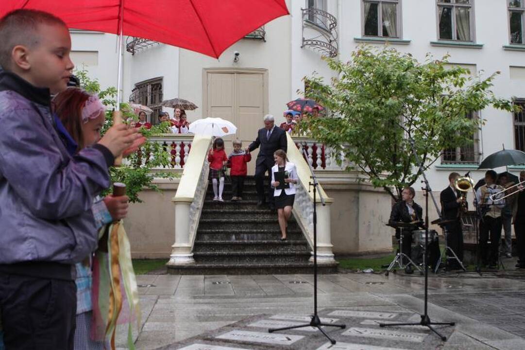 Lietus neištirpdė paskutinį skambutį švenčiančių abiturientų nuotaikos