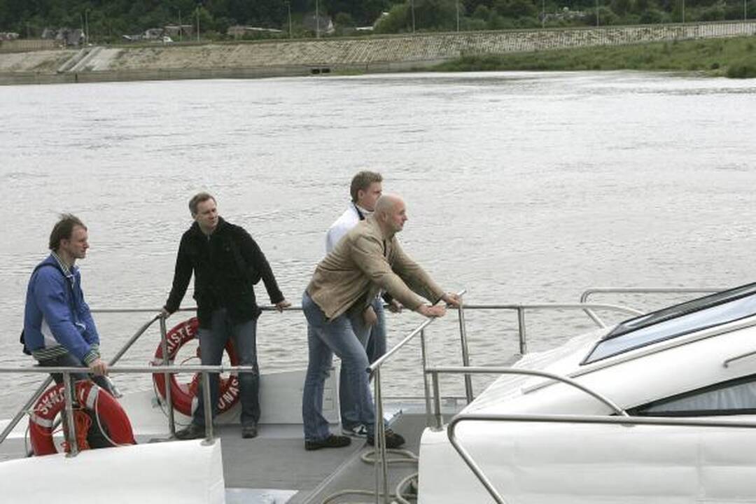 A.Valinsko partija problemas sprendžia laive