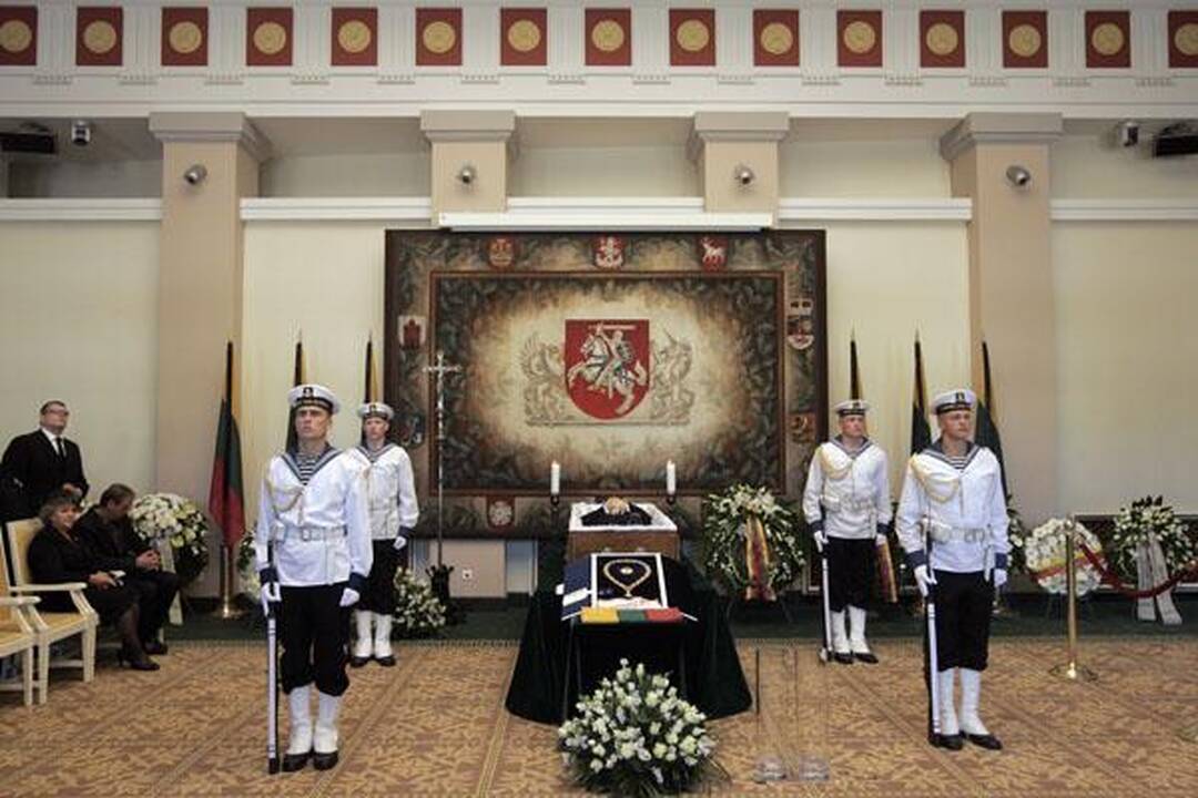 Žmonės ateina pasakyti "sudie" išėjusiam prezidentui