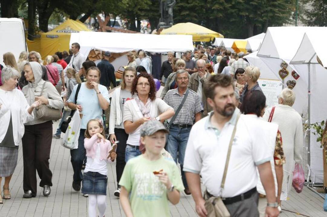 Jūros šventės mugėje– nuo šaukštų iki šerno galvos