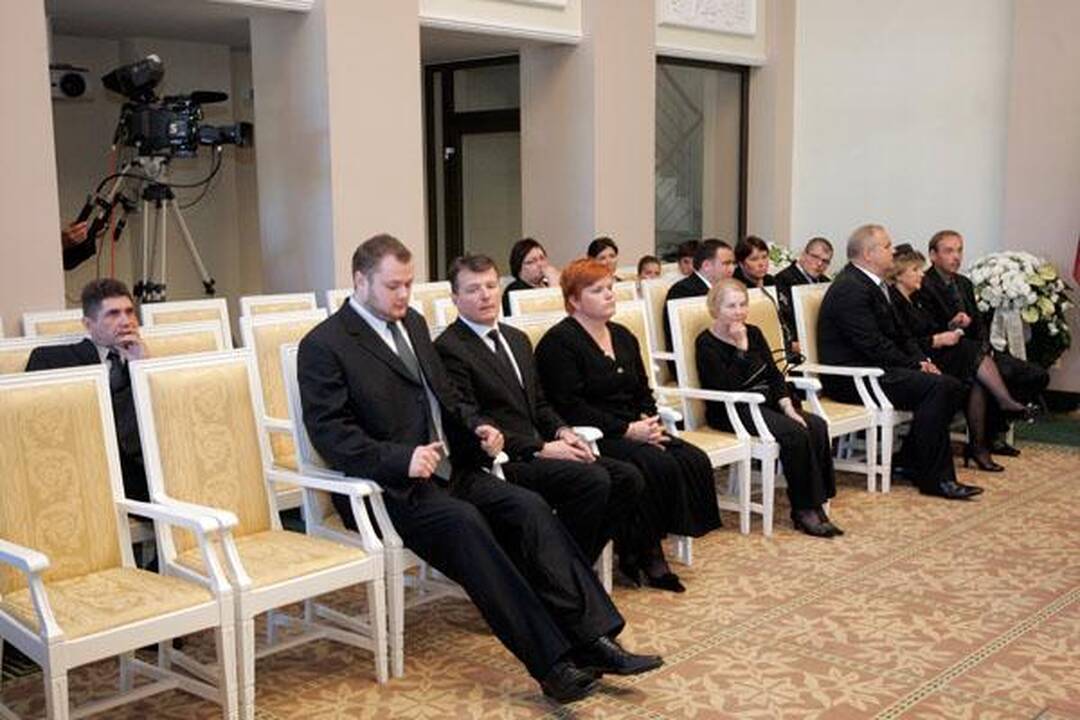 Žmonės ateina pasakyti "sudie" išėjusiam prezidentui