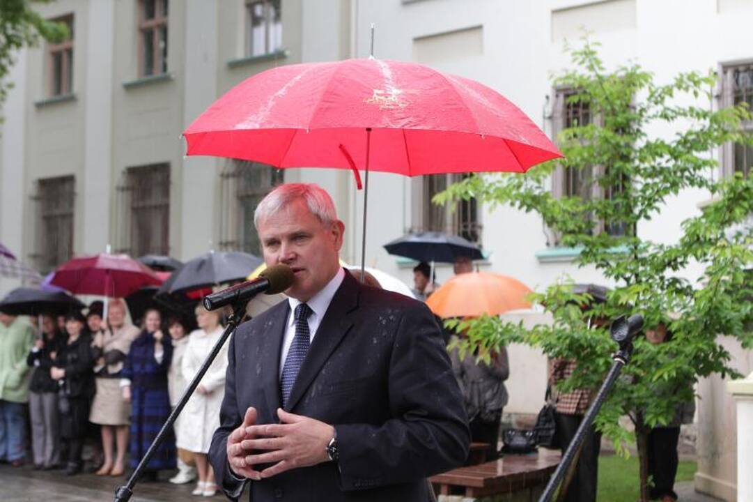 Lietus neištirpdė paskutinį skambutį švenčiančių abiturientų nuotaikos