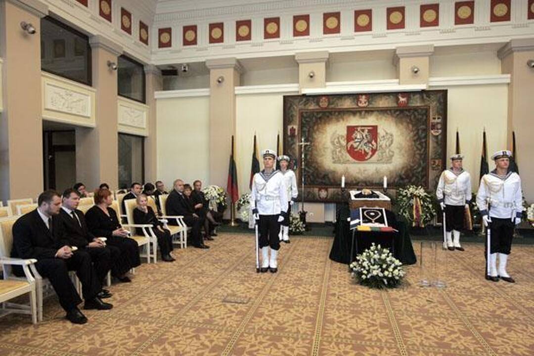 Žmonės ateina pasakyti "sudie" išėjusiam prezidentui