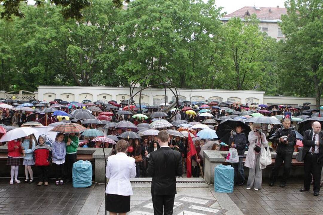 Lietus neištirpdė paskutinį skambutį švenčiančių abiturientų nuotaikos