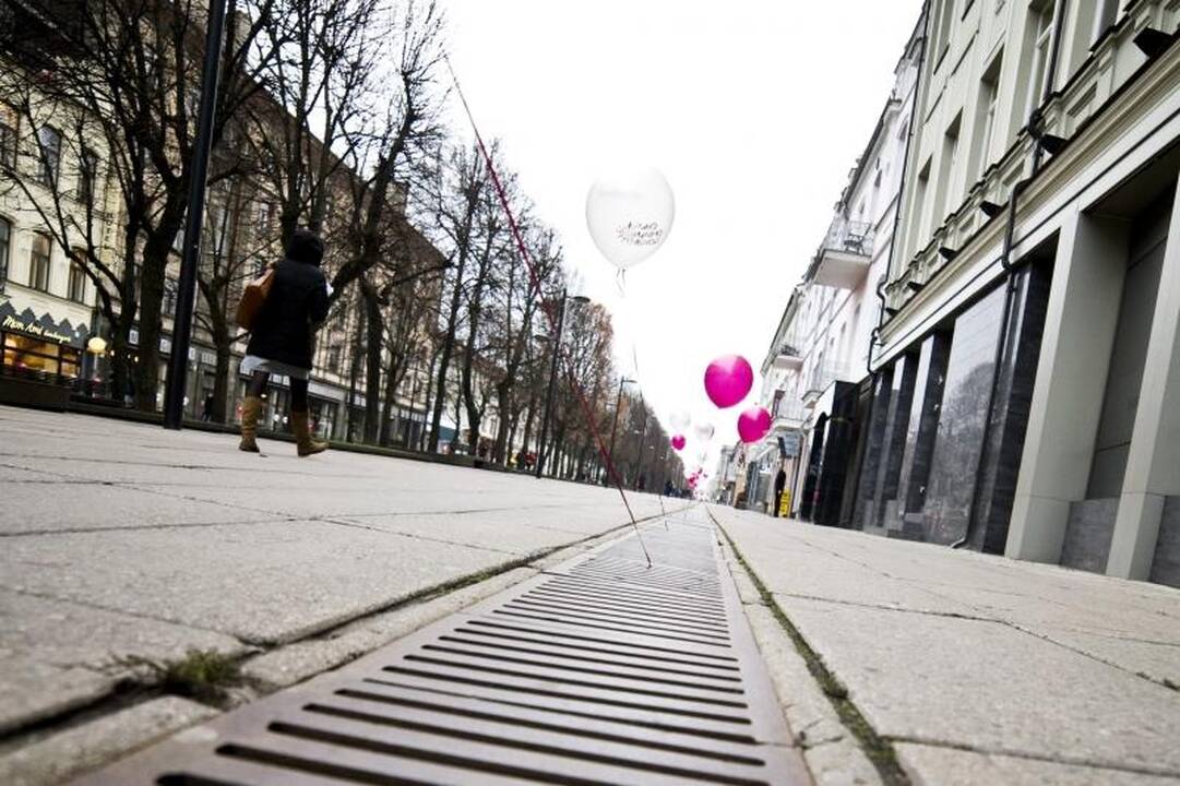 Jaunimas Laisvės alėją papuošė šimtais balionų