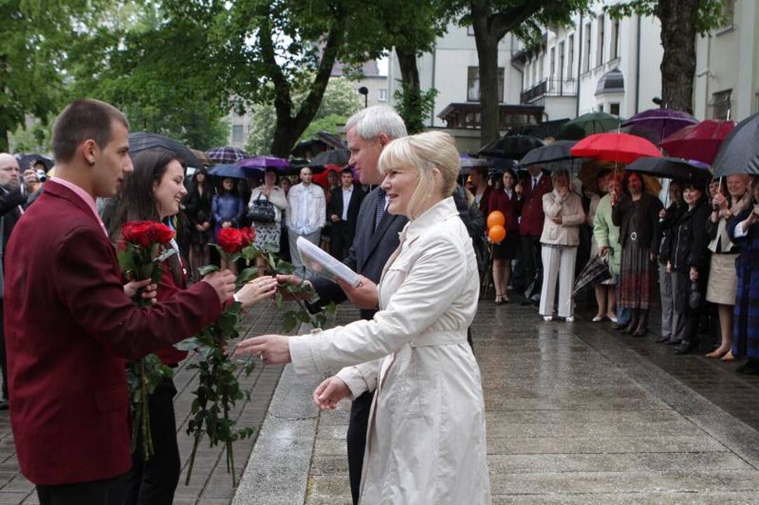 Lietus neištirpdė paskutinį skambutį švenčiančių abiturientų nuotaikos