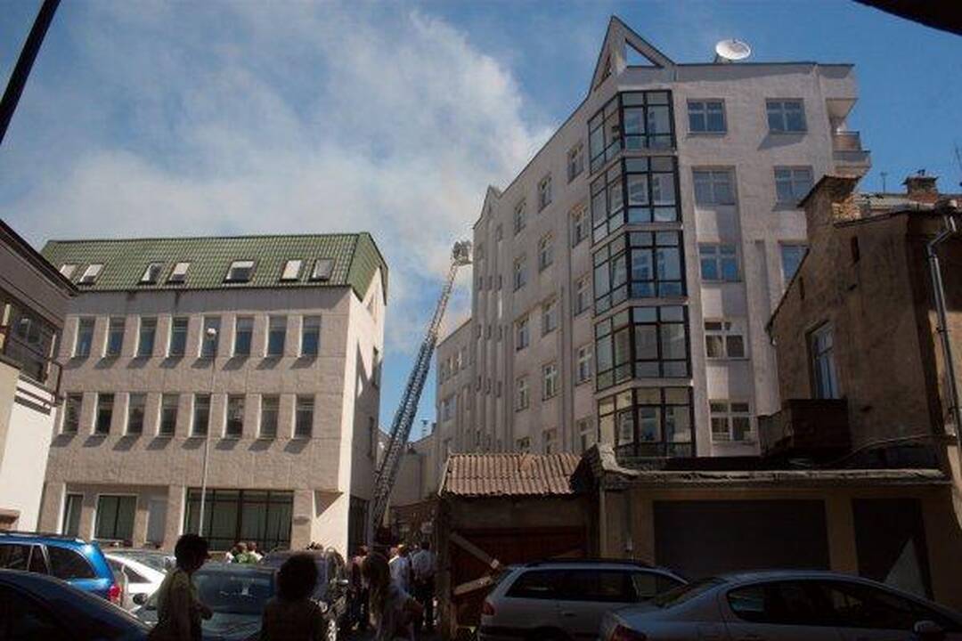 Vilniuje liepsnoja gyvenamojo namo stogas