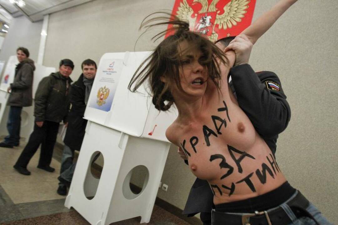 Vladimiro Putino rinkimų apylinkėje - šokiruojanti protesto akcija
