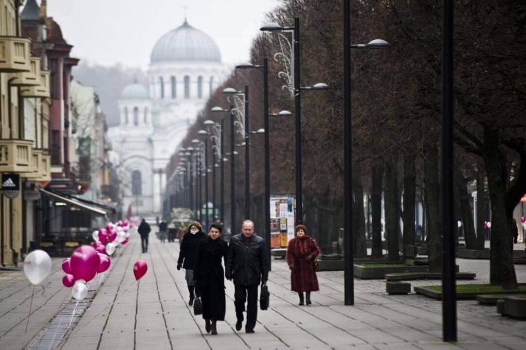 Jaunimas Laisvės alėją papuošė šimtais balionų