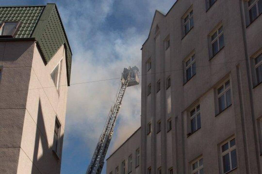 Vilniuje liepsnoja gyvenamojo namo stogas