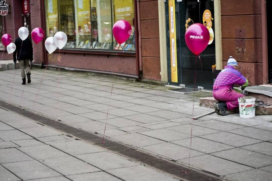 Jaunimas Laisvės alėją papuošė šimtais balionų