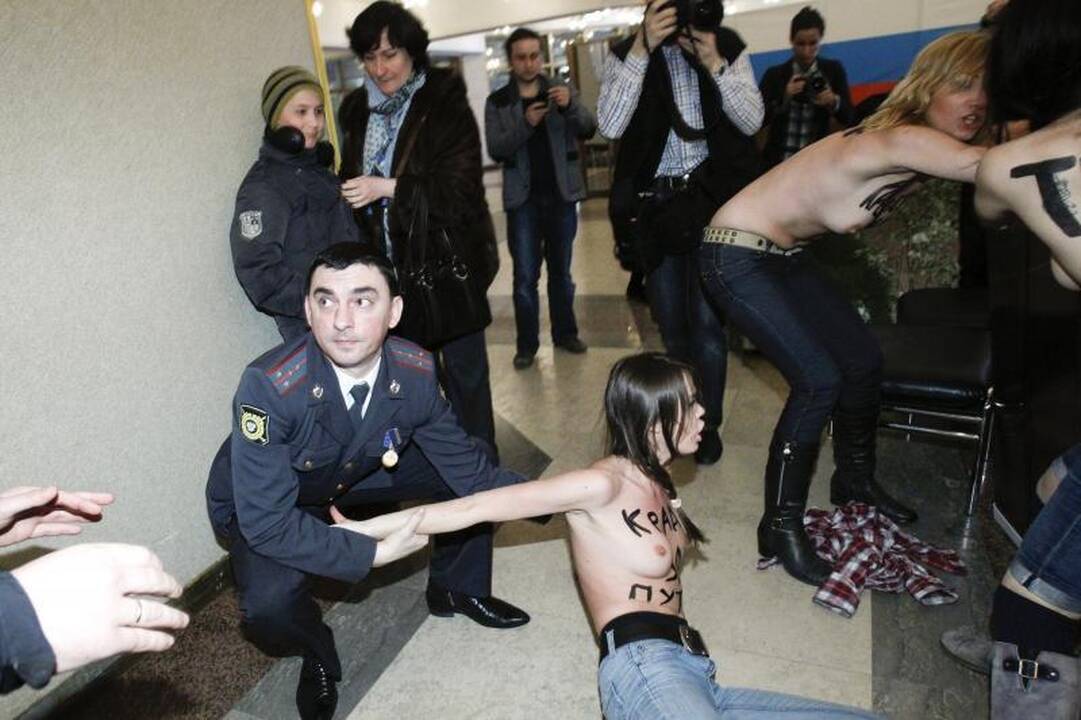 Vladimiro Putino rinkimų apylinkėje - šokiruojanti protesto akcija