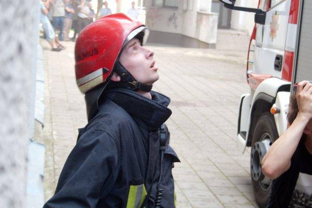 Vilniuje liepsnoja gyvenamojo namo stogas