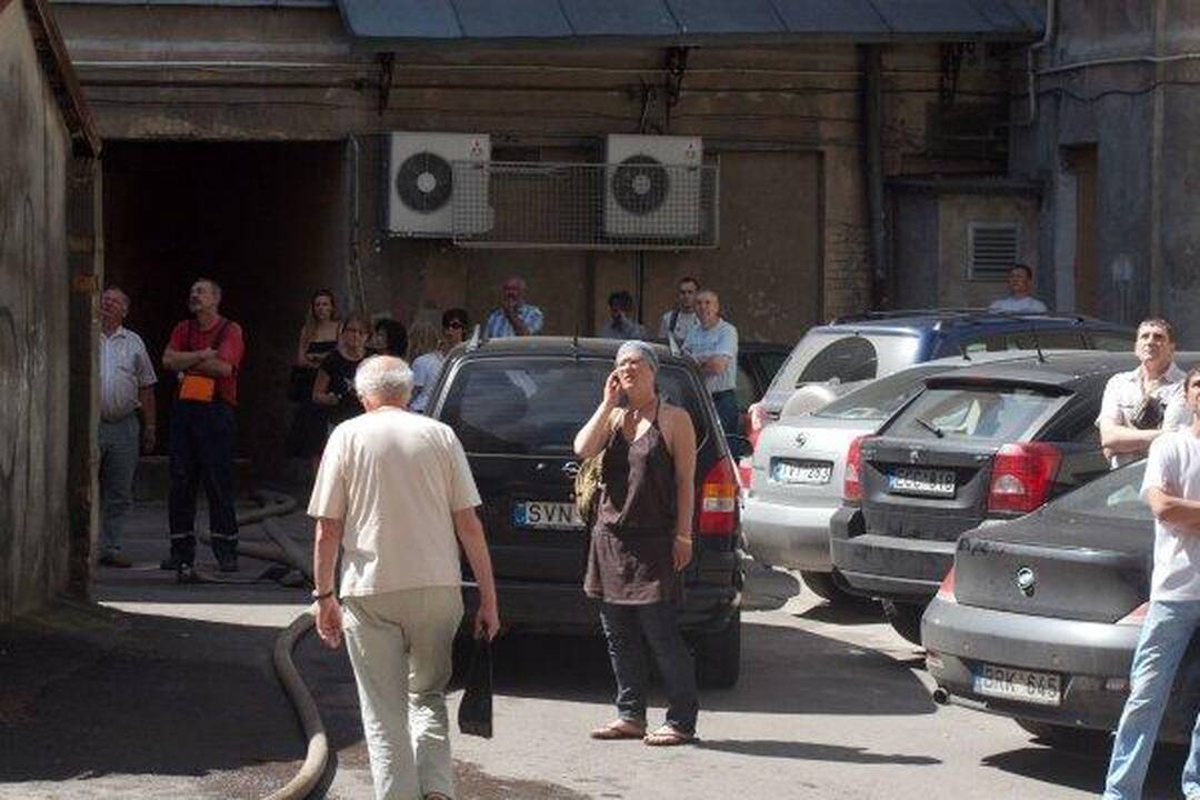 Vilniuje liepsnoja gyvenamojo namo stogas
