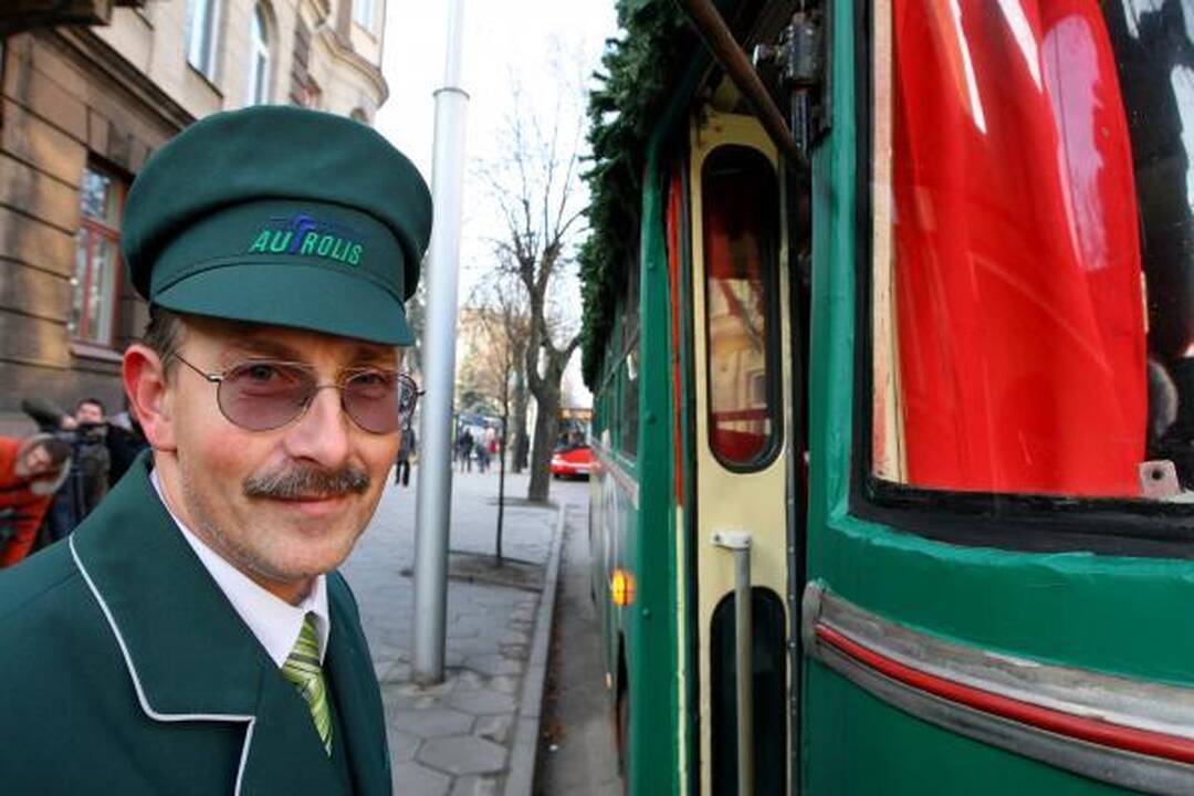 Kaune pradeda kursuoti kalėdinis troleibusas