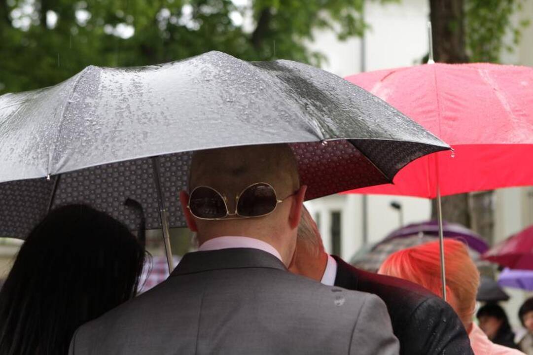 Lietus neištirpdė paskutinį skambutį švenčiančių abiturientų nuotaikos