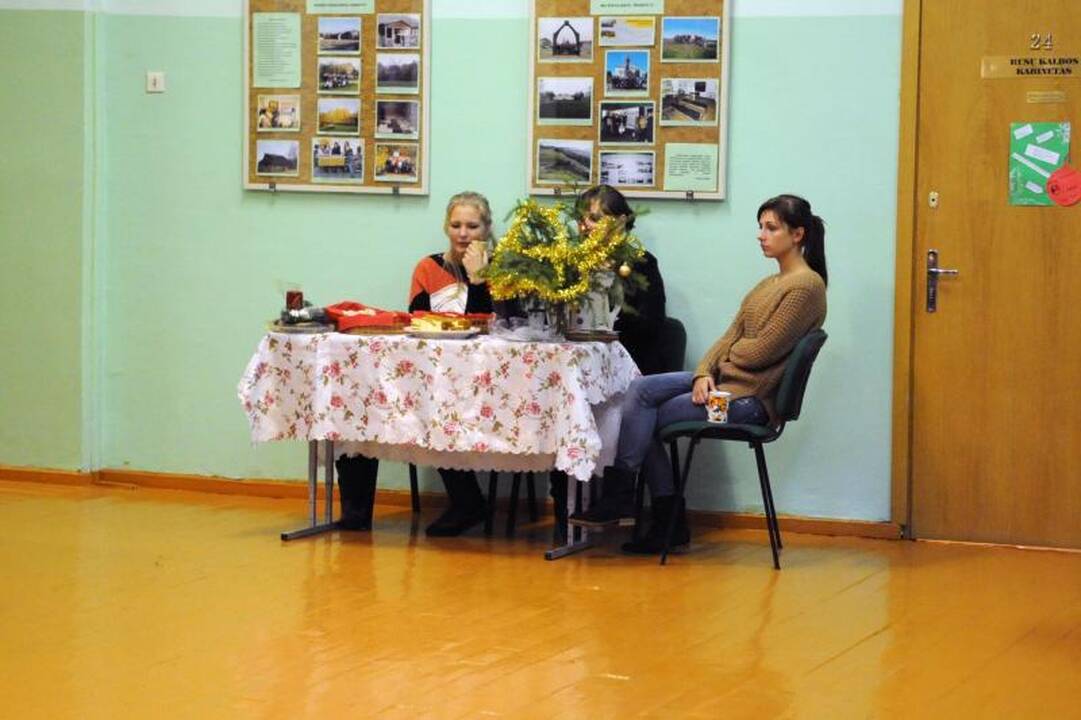 Vilniaus „Varpo“ suaugusiųjų vid. mokykloje surengta labdaros mugė