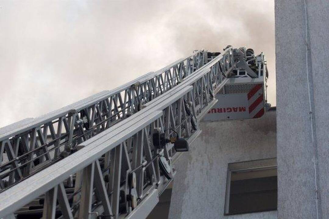 Vilniuje liepsnoja gyvenamojo namo stogas