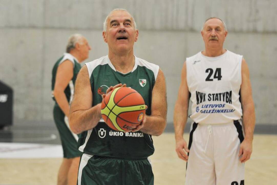 Krepšinio veteranai pagerbė legendinį trenerį