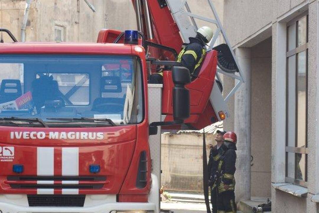 Vilniuje liepsnoja gyvenamojo namo stogas