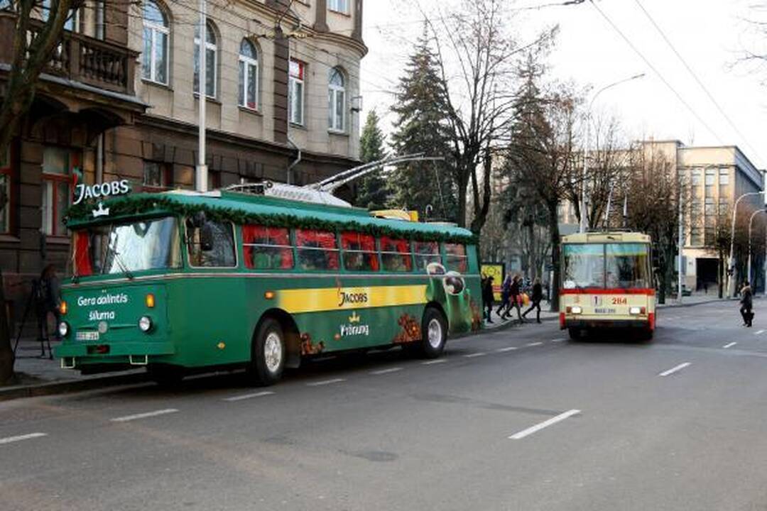 Kaune pradeda kursuoti kalėdinis troleibusas
