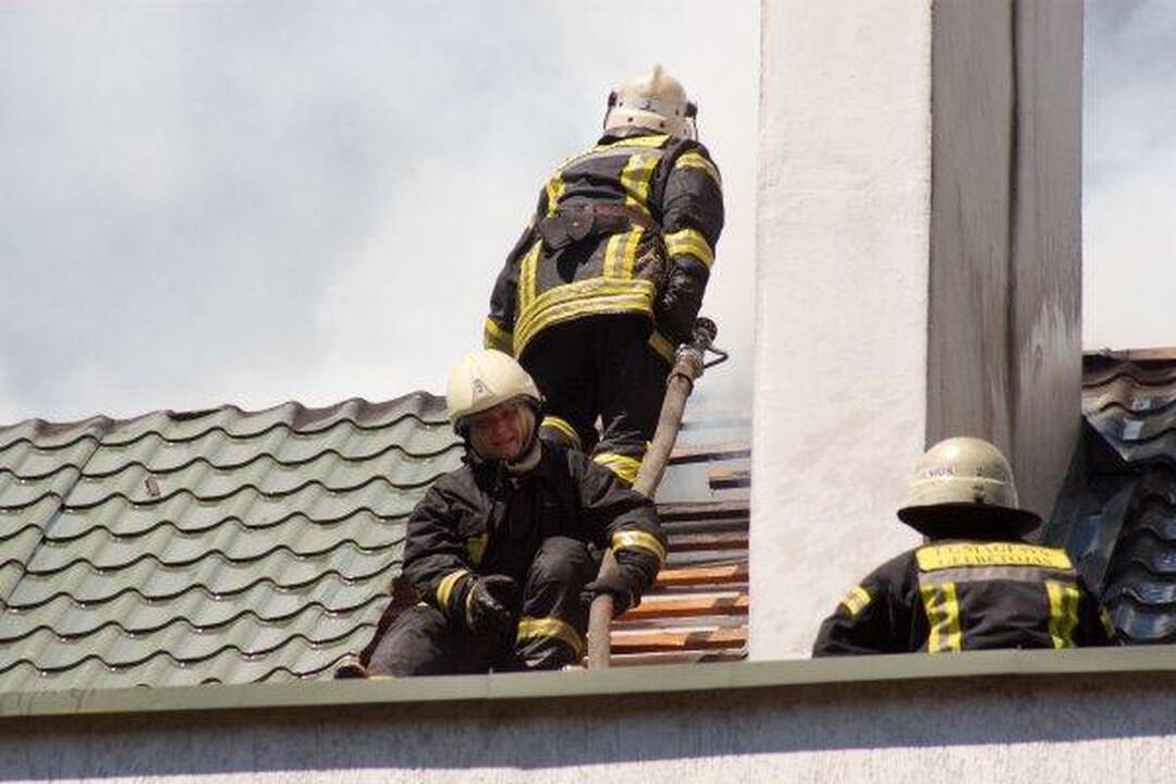 Vilniuje liepsnoja gyvenamojo namo stogas