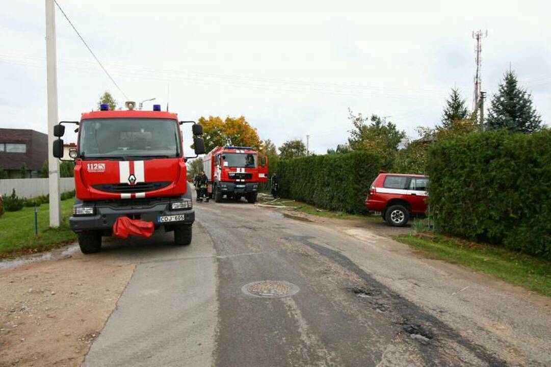 Kaune užsiliepsnojusio namo savininkas atsidūrė ligoninėje