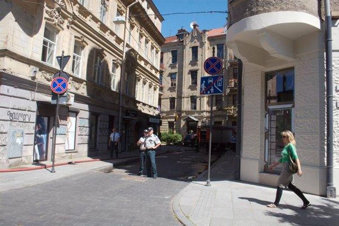 Vilniuje liepsnoja gyvenamojo namo stogas
