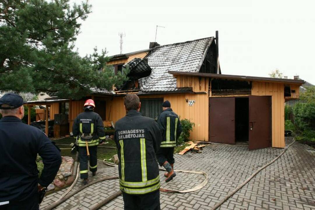 Kaune užsiliepsnojusio namo savininkas atsidūrė ligoninėje