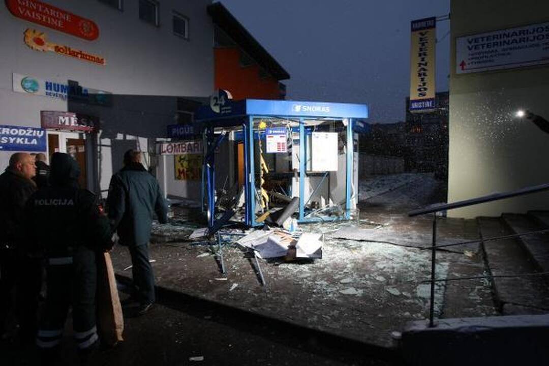 Kaune susprogdintas banko "Snoras" kioskelis (papildyta)