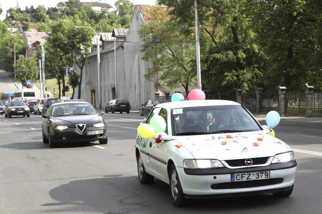 Abiturientai švenčia paskutinį skambutį