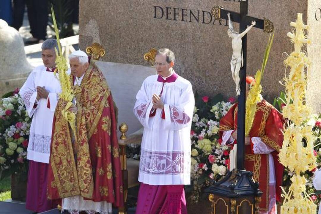 Popiežius: technologijos negali suteikti Dievo galių 
