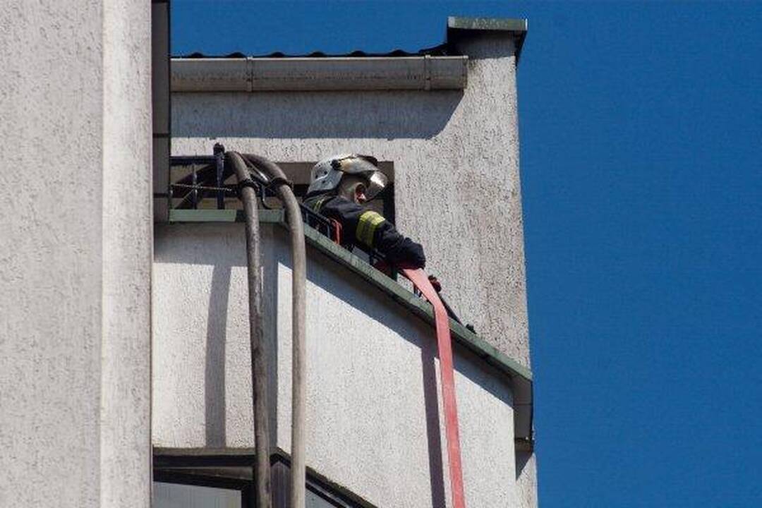 Vilniuje liepsnoja gyvenamojo namo stogas