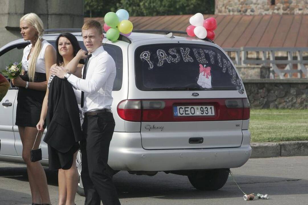 Abiturientai švenčia paskutinį skambutį
