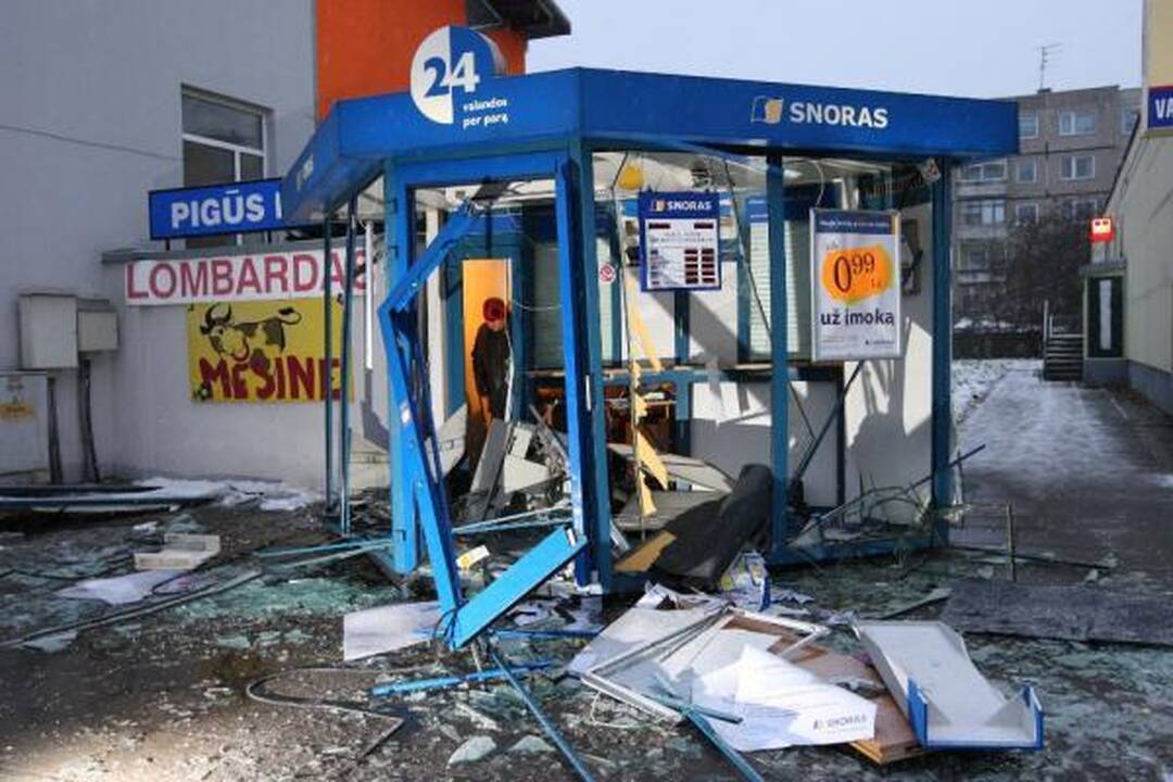 Kaune susprogdintas banko "Snoras" kioskelis (papildyta)
