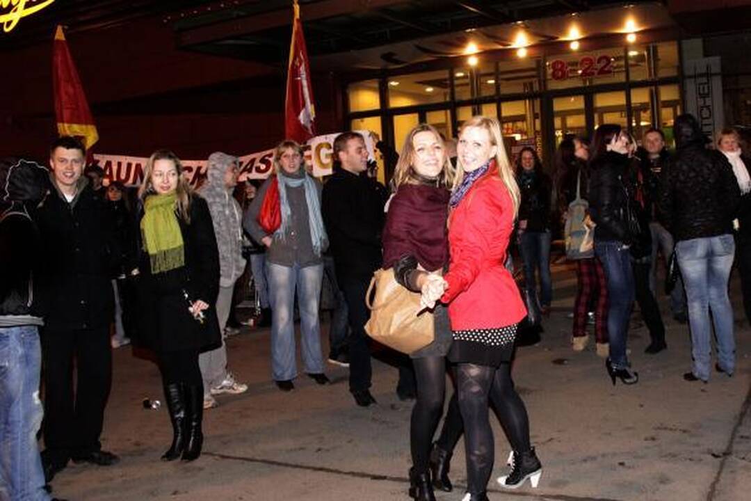 Kauniečiai su gėlėmis, šampanu ir vėliavomis pasitiko „šampaninį“ Kauno chorą