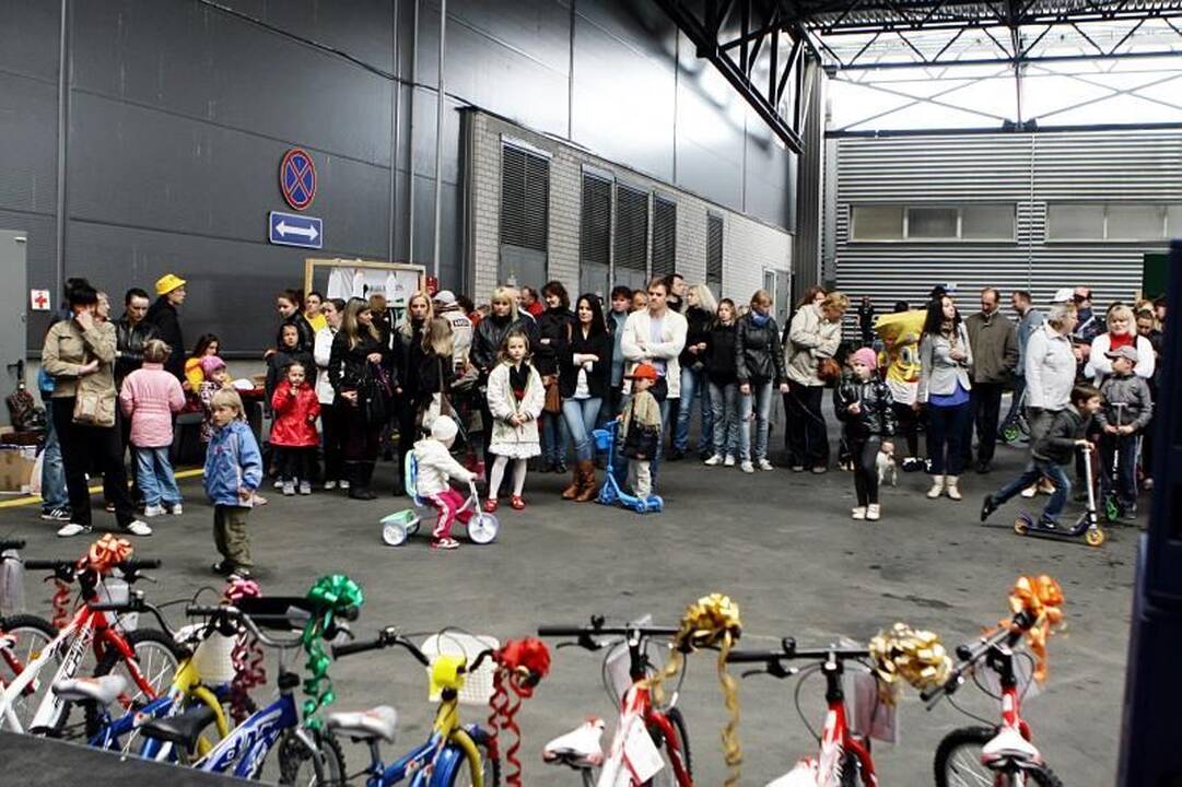 Mažieji klaipėdiečiai varžėsi triratukų ir paspirtukų lenktynėse