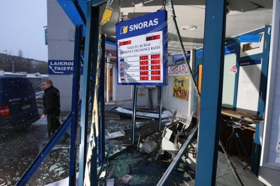 Kaune susprogdintas banko "Snoras" kioskelis (papildyta)