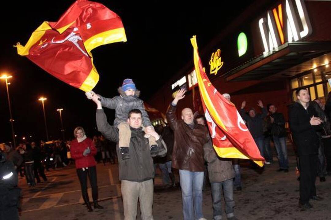 Kauniečiai su gėlėmis, šampanu ir vėliavomis pasitiko „šampaninį“ Kauno chorą