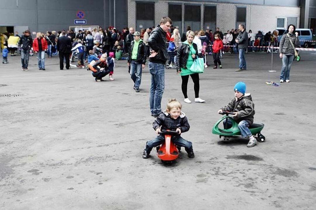 Mažieji klaipėdiečiai varžėsi triratukų ir paspirtukų lenktynėse