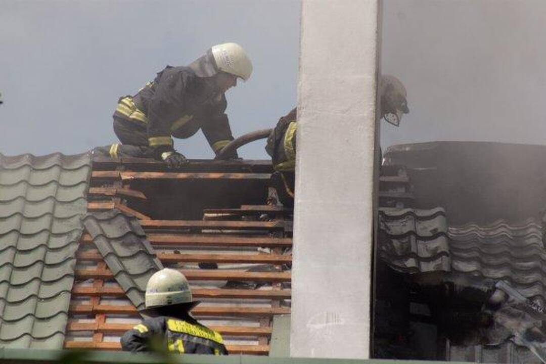 Vilniuje liepsnoja gyvenamojo namo stogas