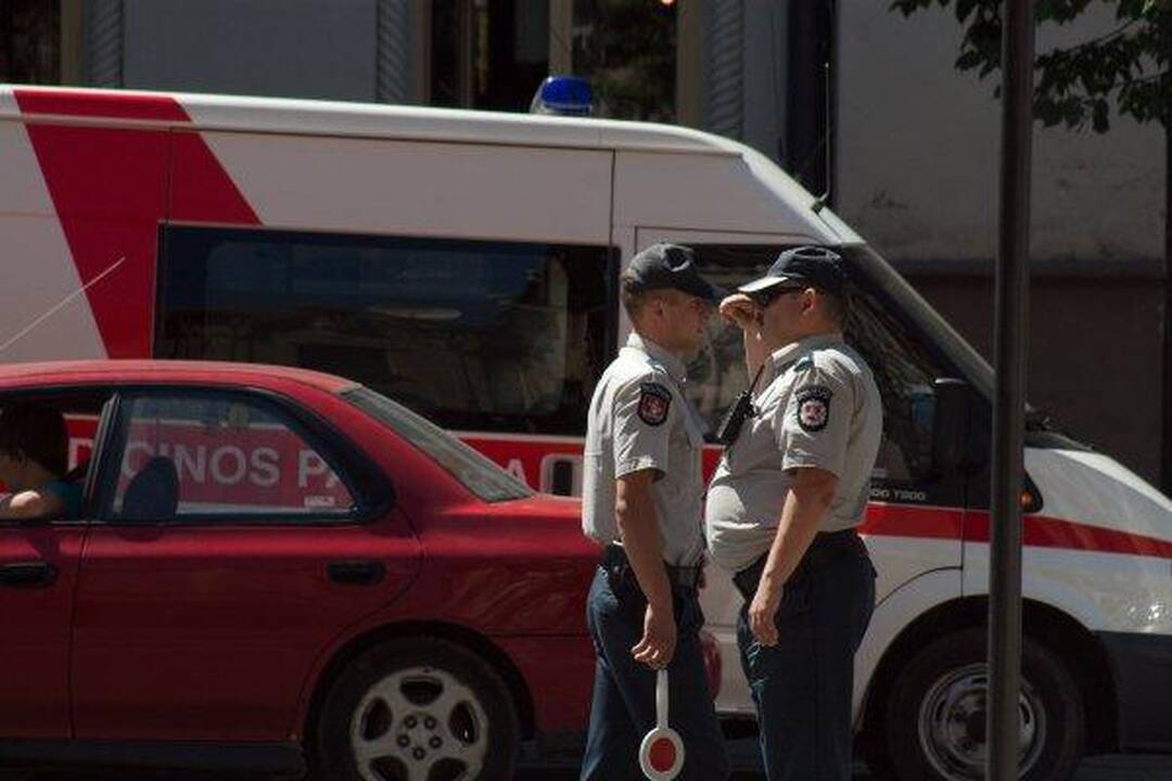Vilniuje liepsnoja gyvenamojo namo stogas