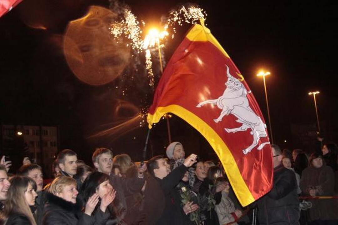 Kauniečiai su gėlėmis, šampanu ir vėliavomis pasitiko „šampaninį“ Kauno chorą