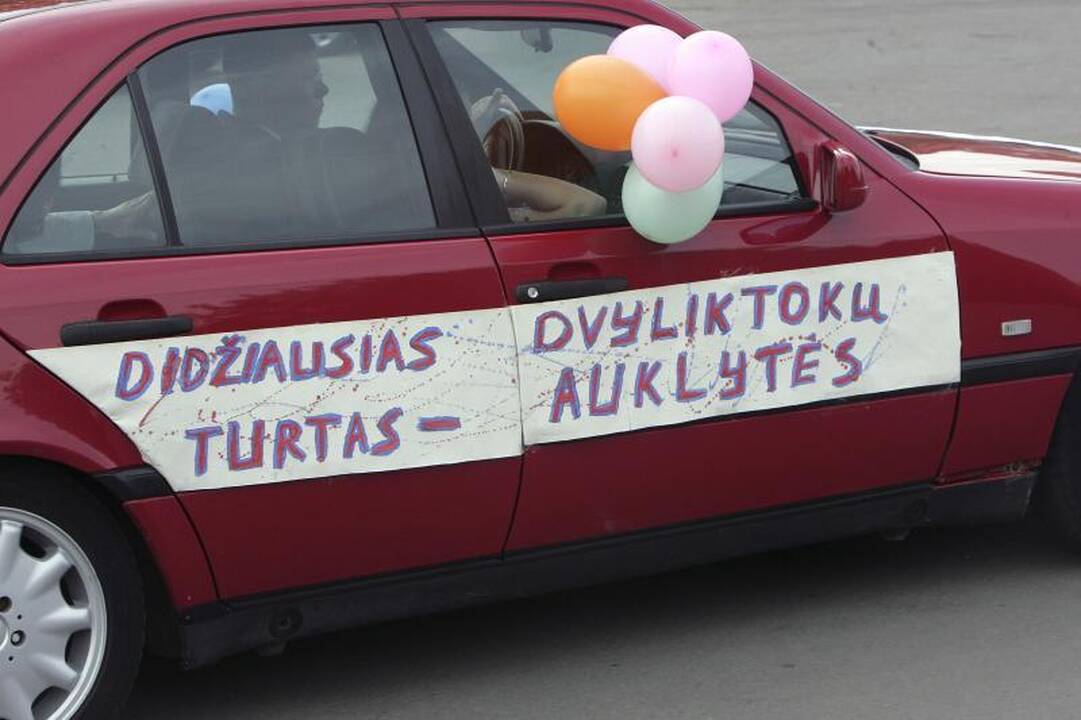 Abiturientai švenčia paskutinį skambutį