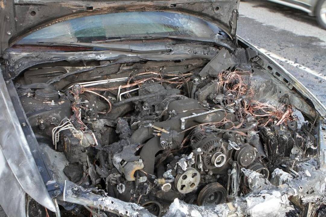 Jakų žiede užsidegė dvejų metų senumo automobilis