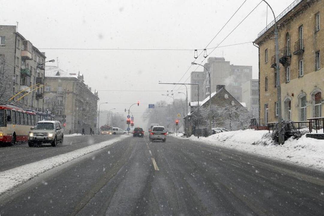 Vilniuje susidarė kilometrinės automobilių spūstys