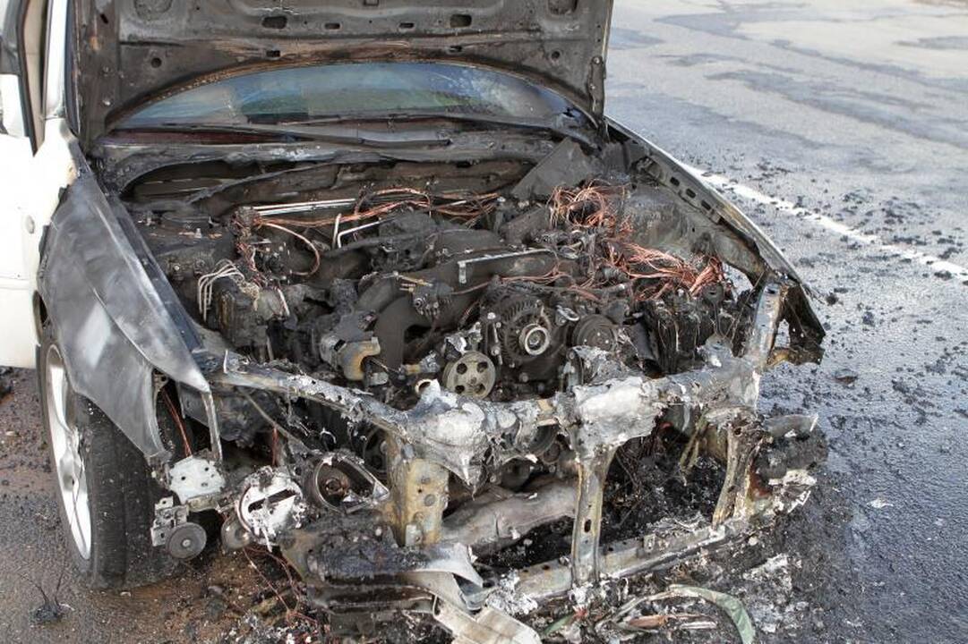 Jakų žiede užsidegė dvejų metų senumo automobilis