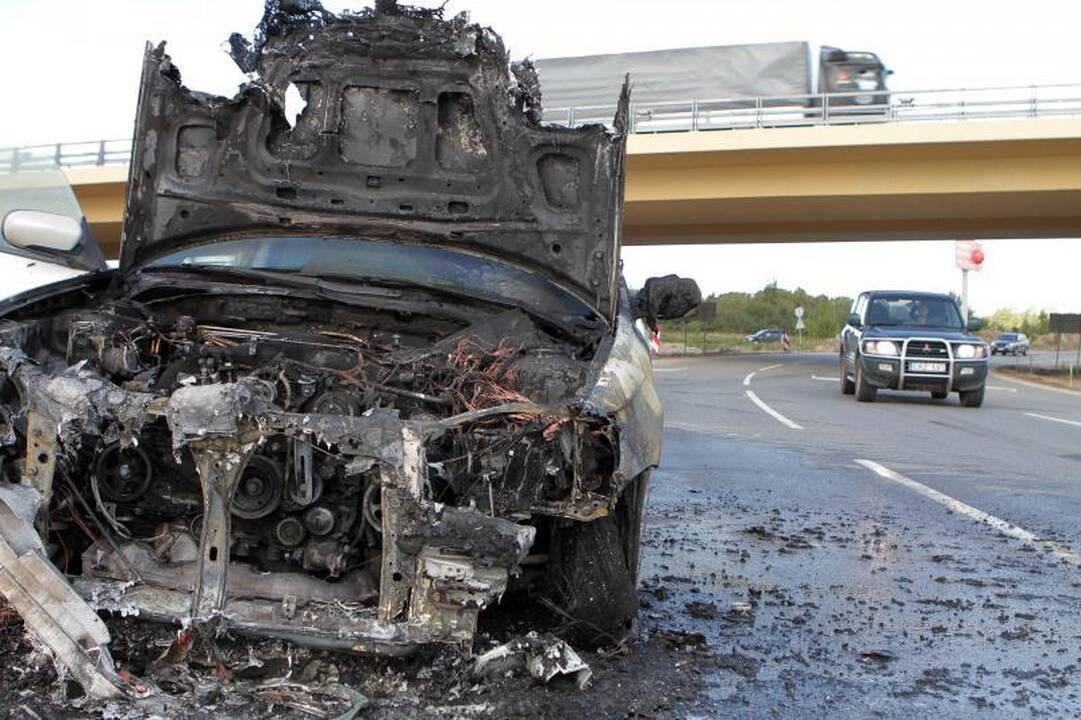 Jakų žiede užsidegė dvejų metų senumo automobilis